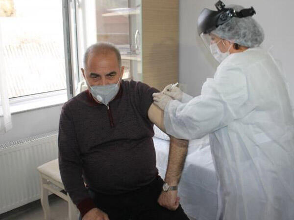 Göyçayın icra başçısı koronavirusa qarşı peyvənd olundu - FOTO