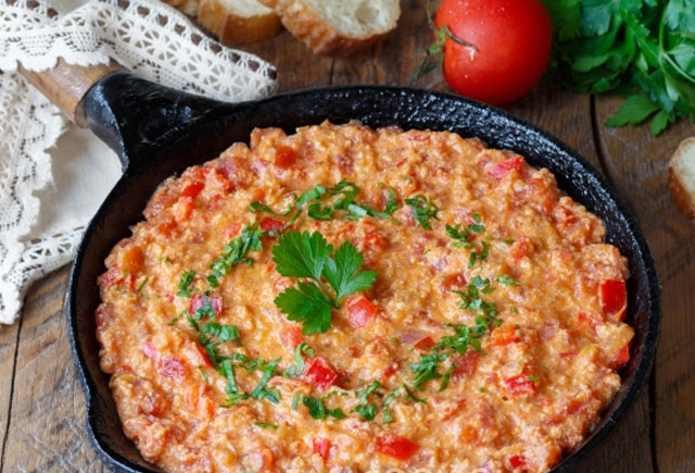 Türk üsulu pomidor-yumurta - MENEMEN RESEPTİ